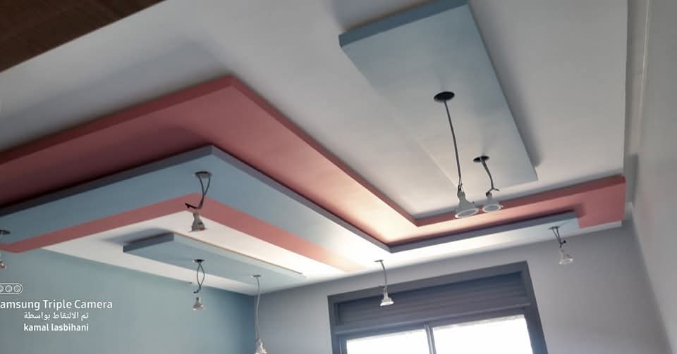 Faux plafond à retombées tricolores et spots suspendus