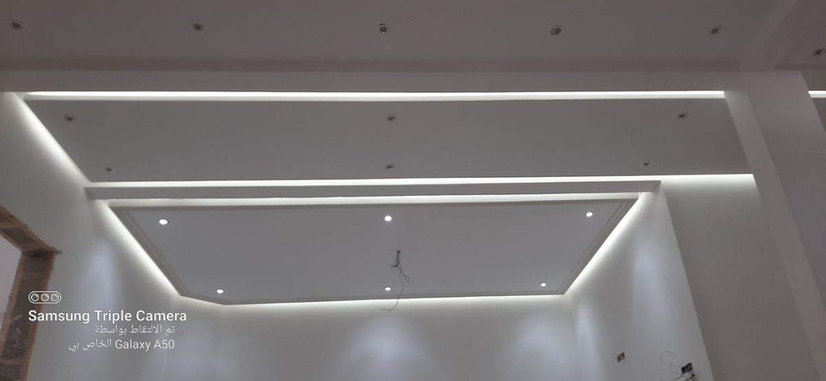 Faux plafond à double cadre à gorge lumineuse LED et spots