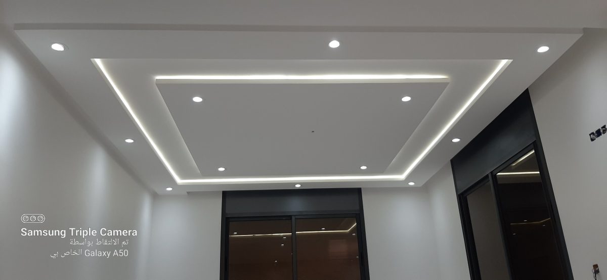 Faux plafond à cadre carré rétro-éclairé LED et spots