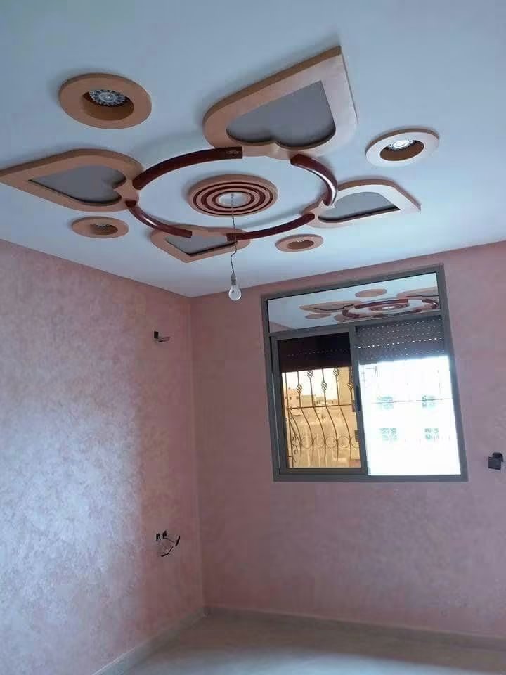 Plafond en plâtre sculpté à motifs de coeurs et cercles