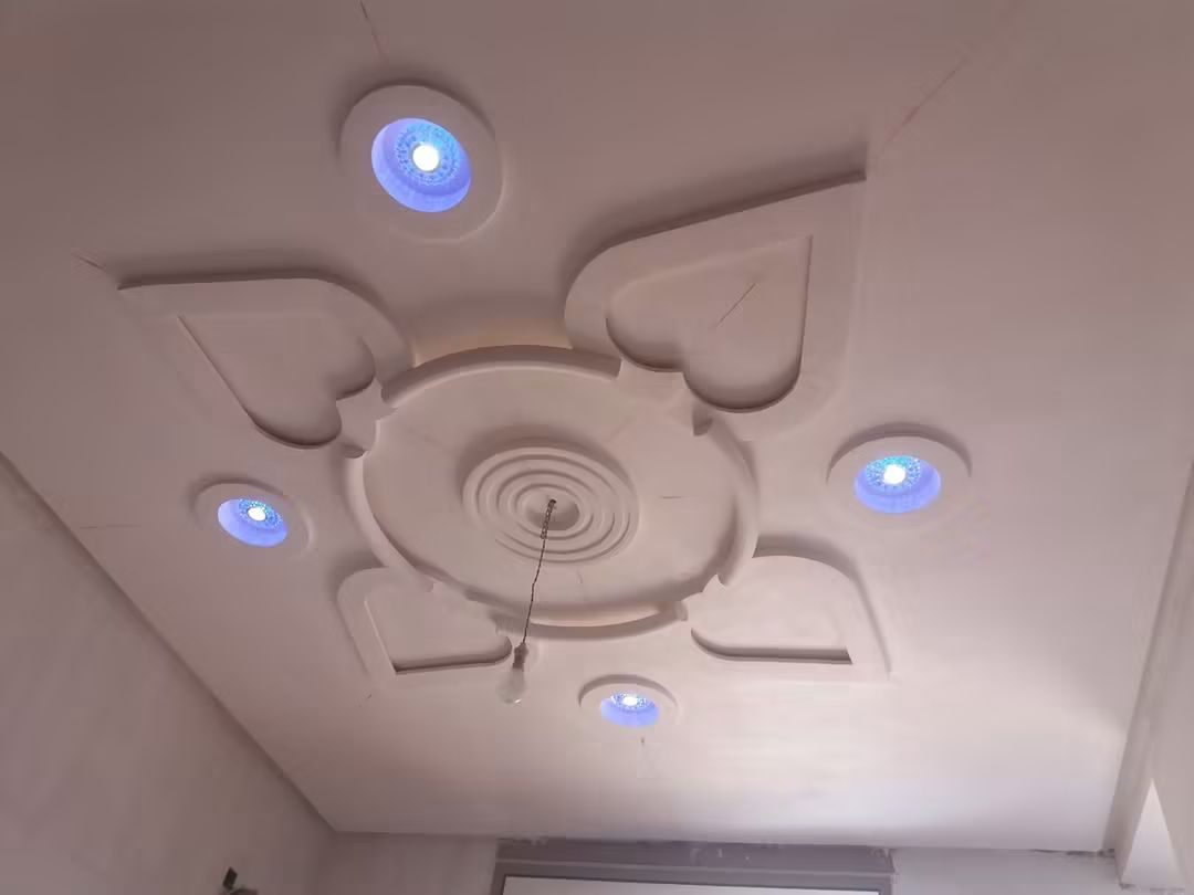 Plafond en plâtre sculpté à coeurs et rosace en spirale