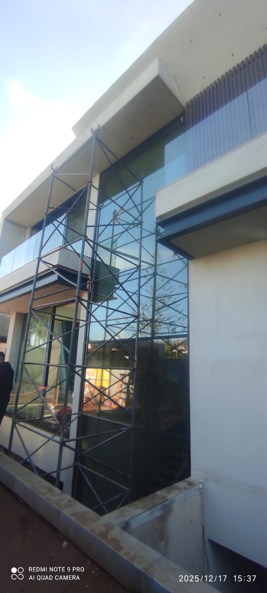Mur rideau vitré en cours de pose en façade