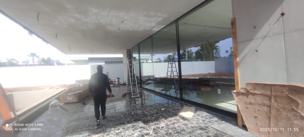 Grande baie vitrée / mur rideau en aluminium dans un bâtiment en chantier