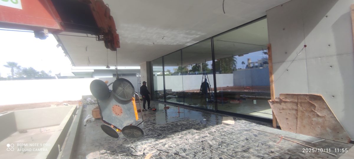 Façade vitrée en aluminium noir dans un bâtiment en travaux