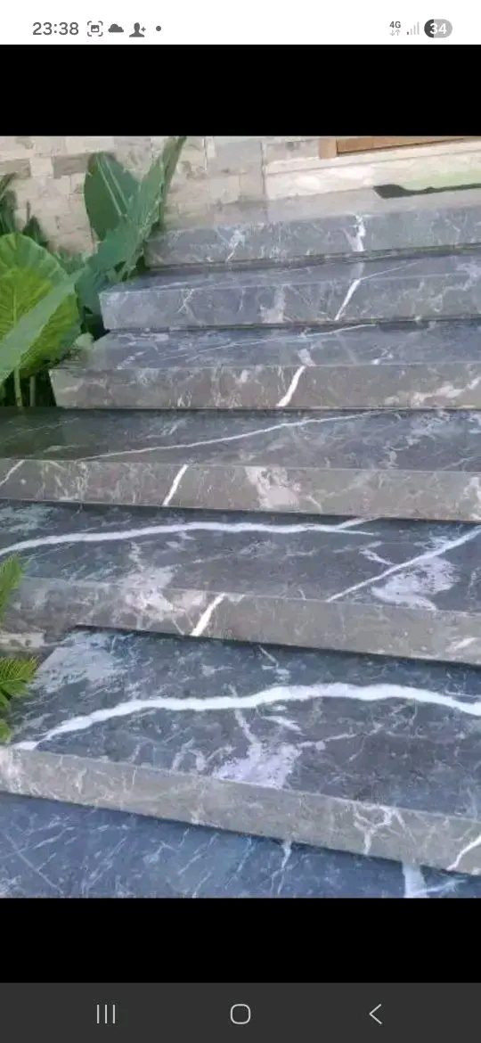 Escalier extérieur en marbre gris veiné de blanc