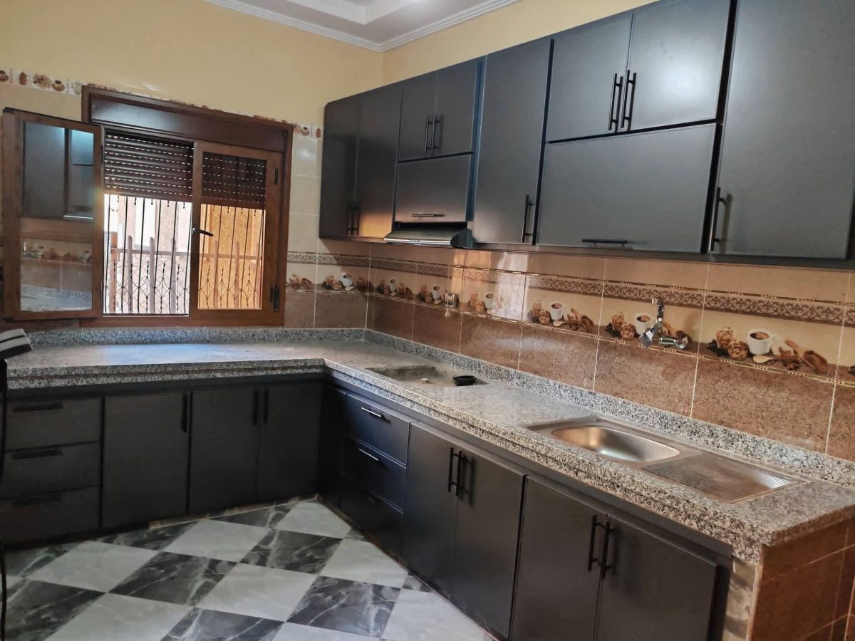 Cuisine en aluminium anthracite avec plan en granit et double évier