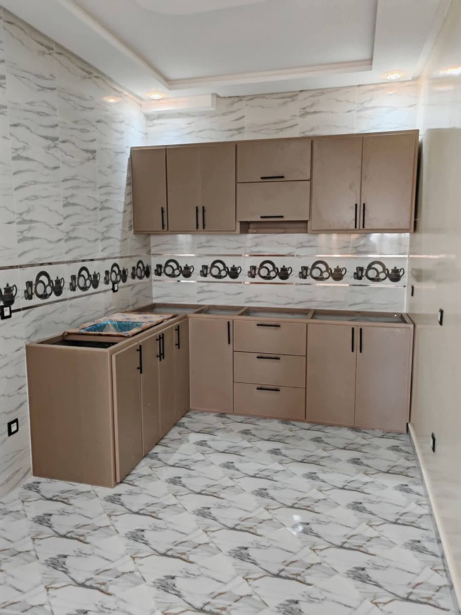 Cuisine en aluminium taupe avec faïence effet marbre