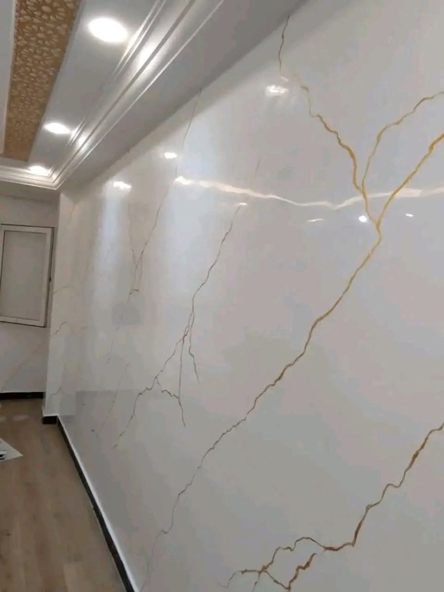 Habillage mural en panneaux effet marbre blanc brillant et faux plafond