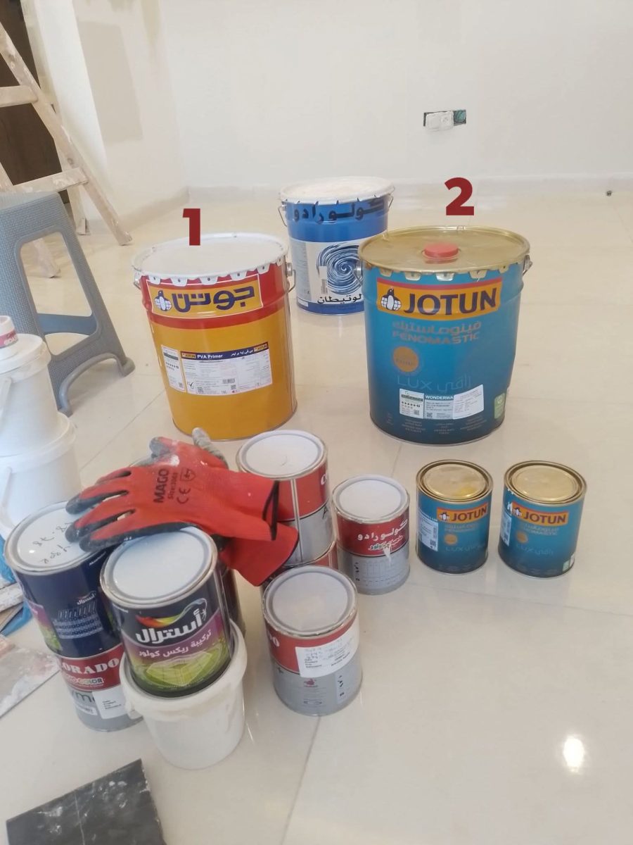 Fournitures de peinture et gants sur un chantier
