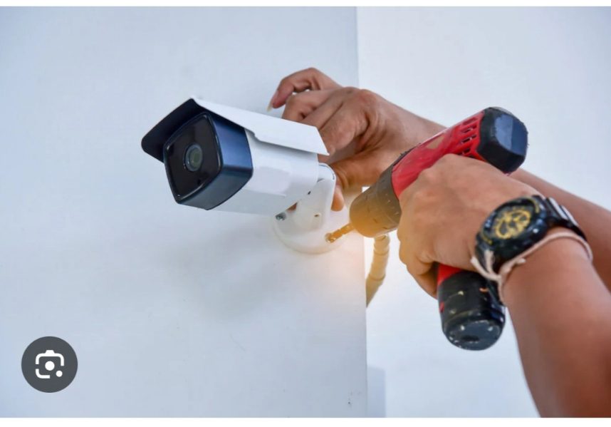 Pose d'une caméra de surveillance bullet au mur