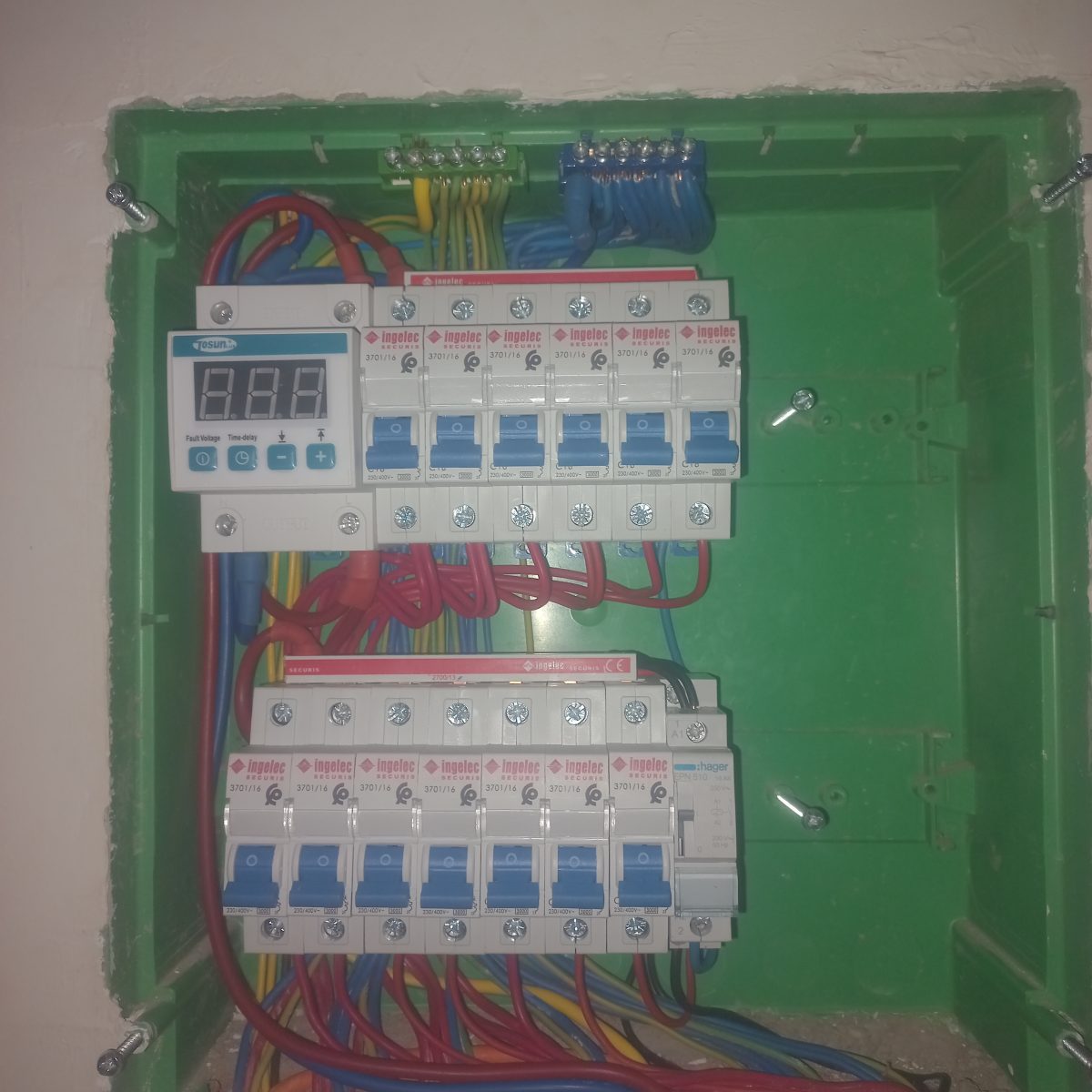 Tableau électrique à relais de tension digital et disjoncteurs