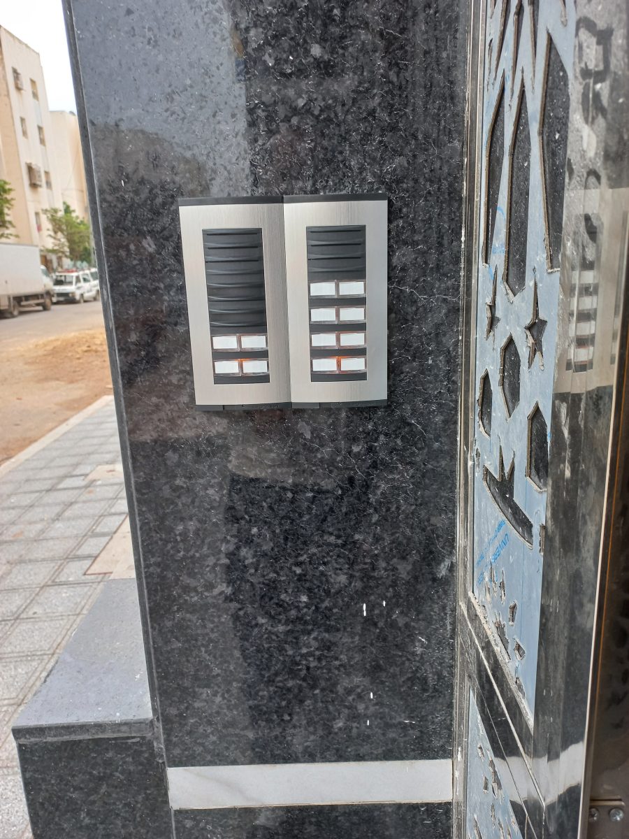 Platine d'interphone en aluminium brosse sur un pilier en granit