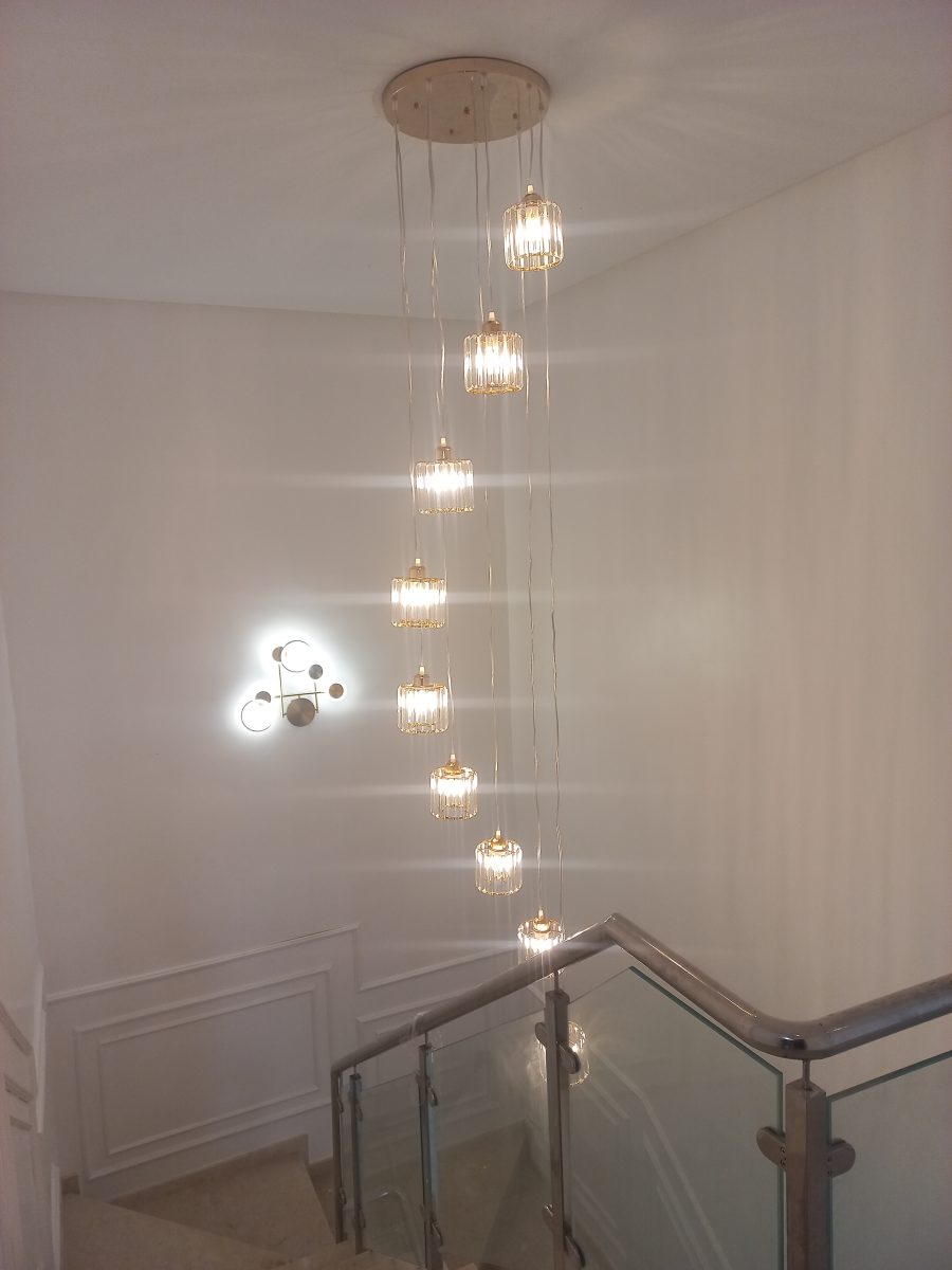 Grande suspension en cascade à tubes de verre dorés