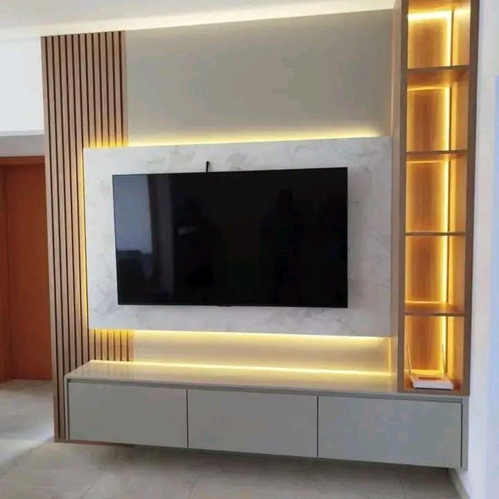 Meuble TV mural avec tasseaux bois, panneau marbre et étagères LED