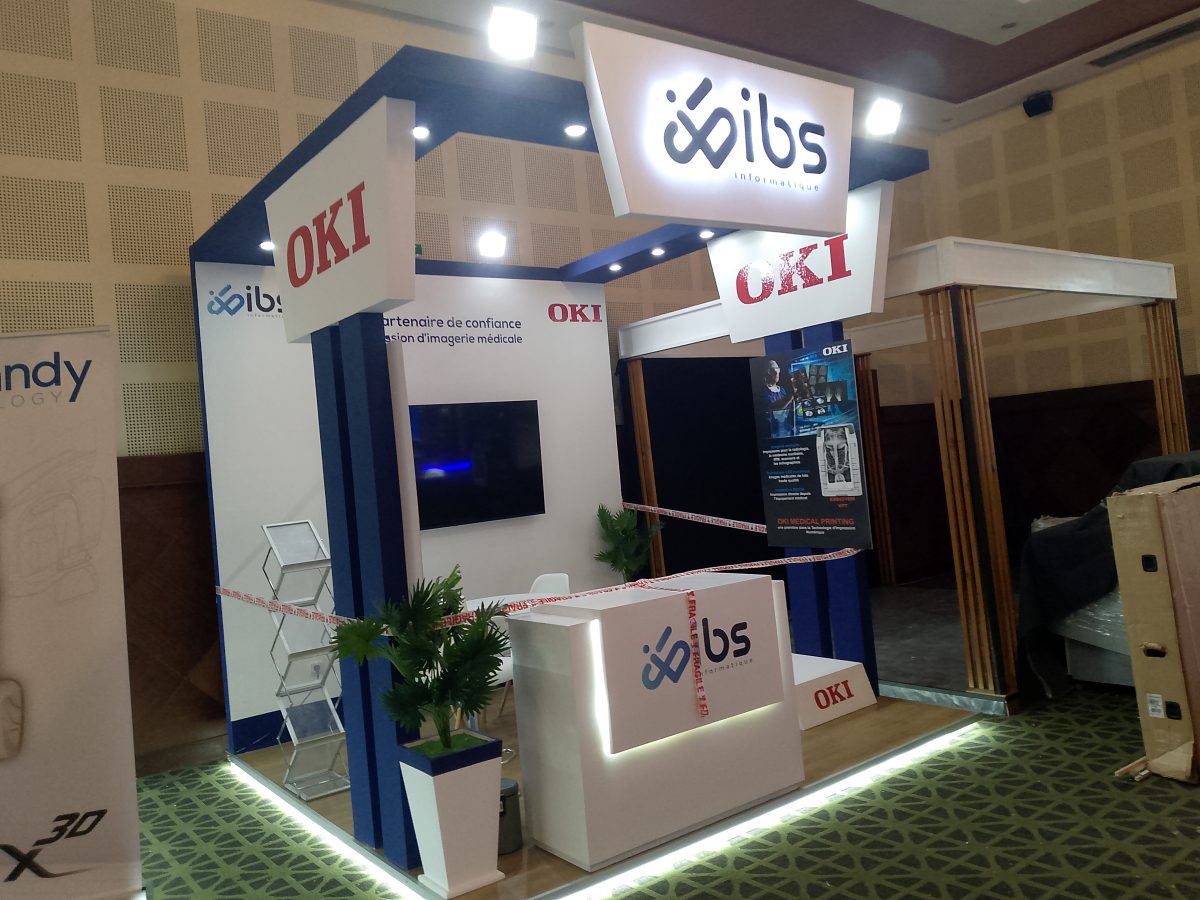 Stand d'exposition sur mesure éclairé pour un salon professionnel