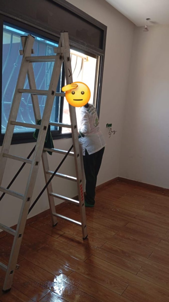 Nettoyage des vitres depuis une échelle en fin de chantier