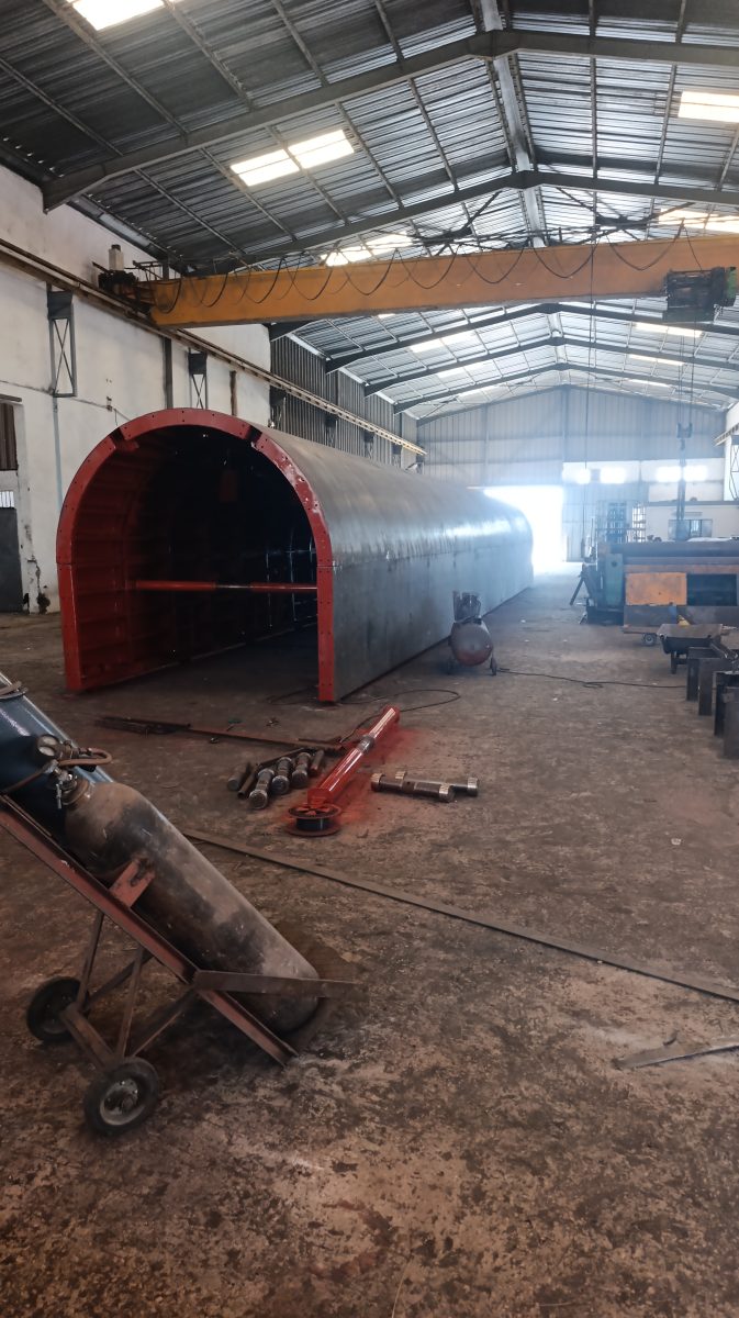 Grande structure métallique cintrée en fabrication en atelier de chaudronnerie