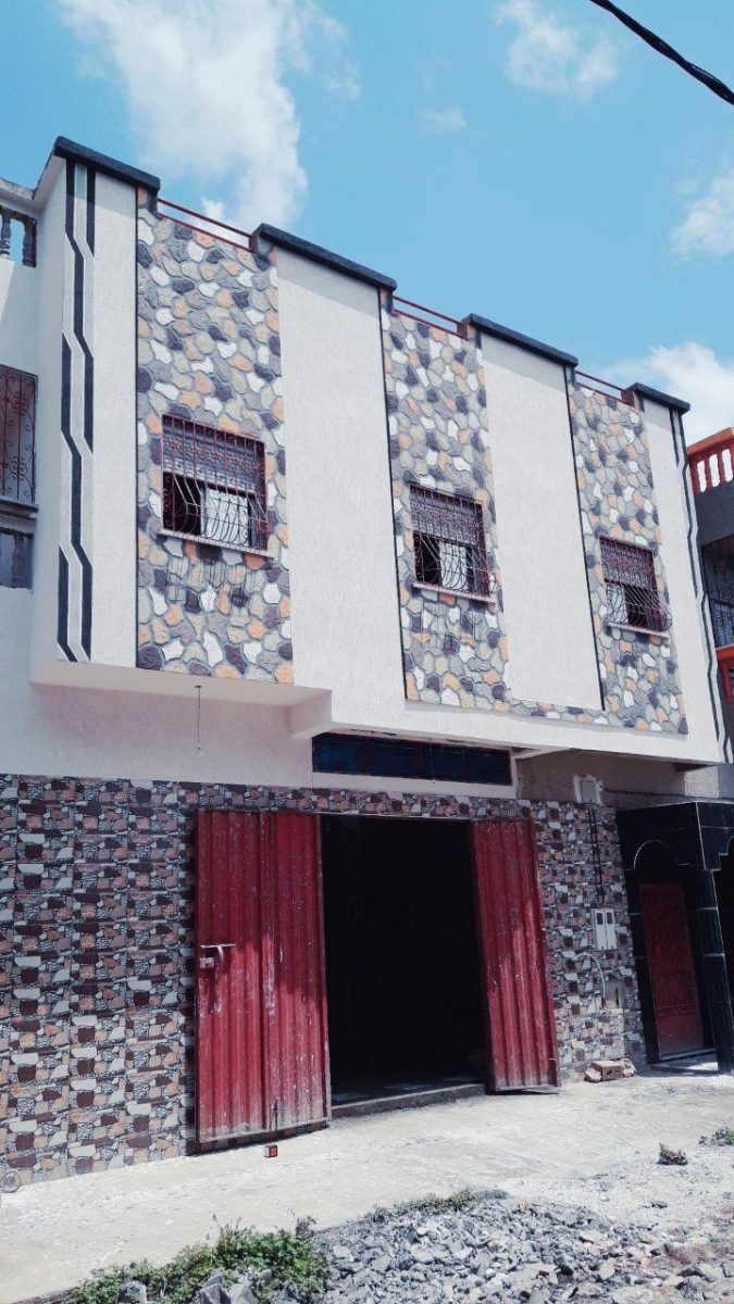 Façade décorative en enduit et parement pierre reconstituée