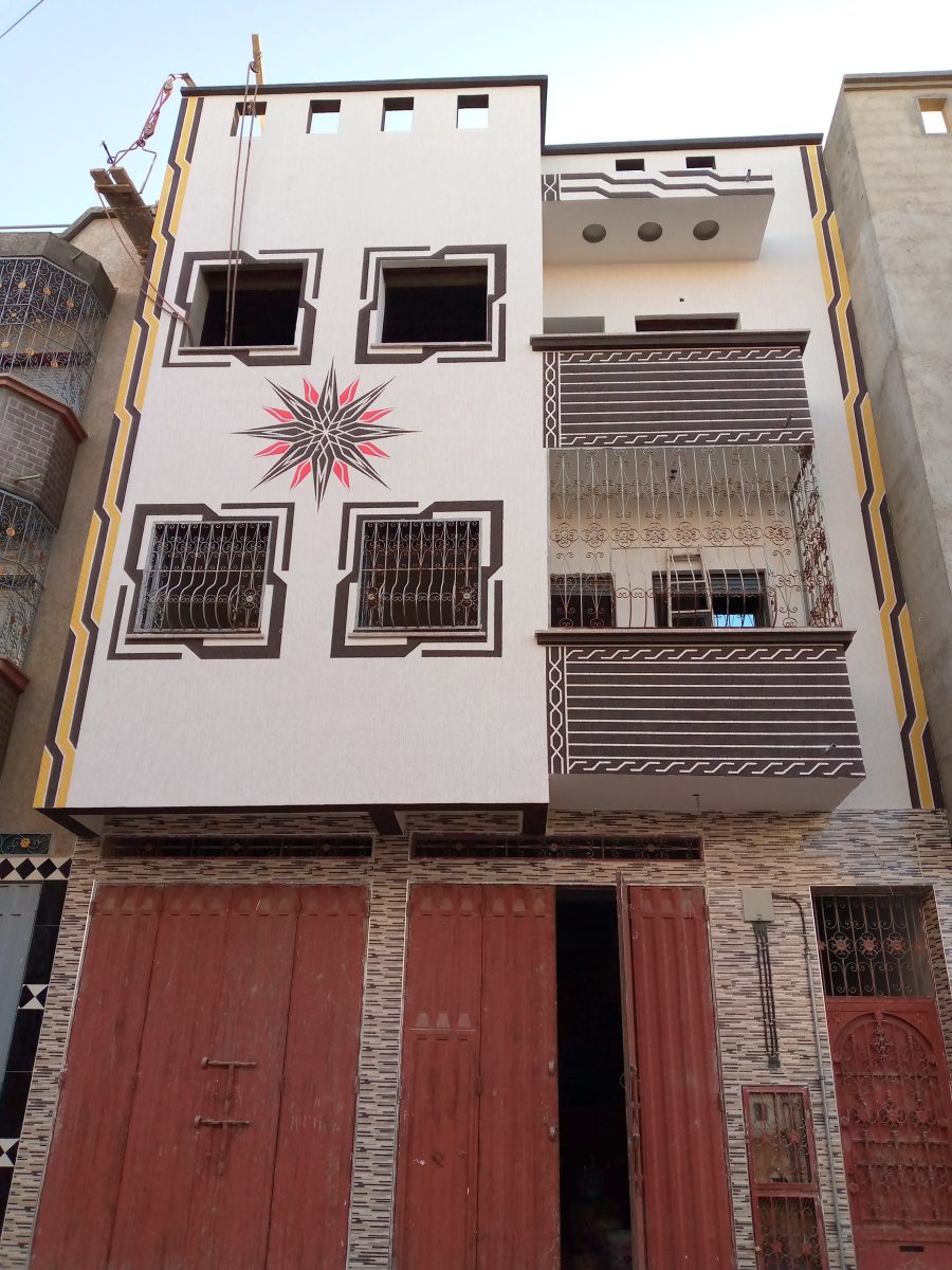 Façade décorée de motifs peints géométriques et d'un médaillon en étoile