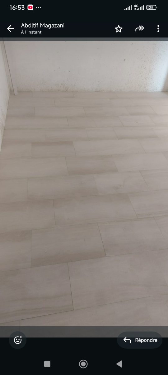 Sol en carrelage effet marbre beige