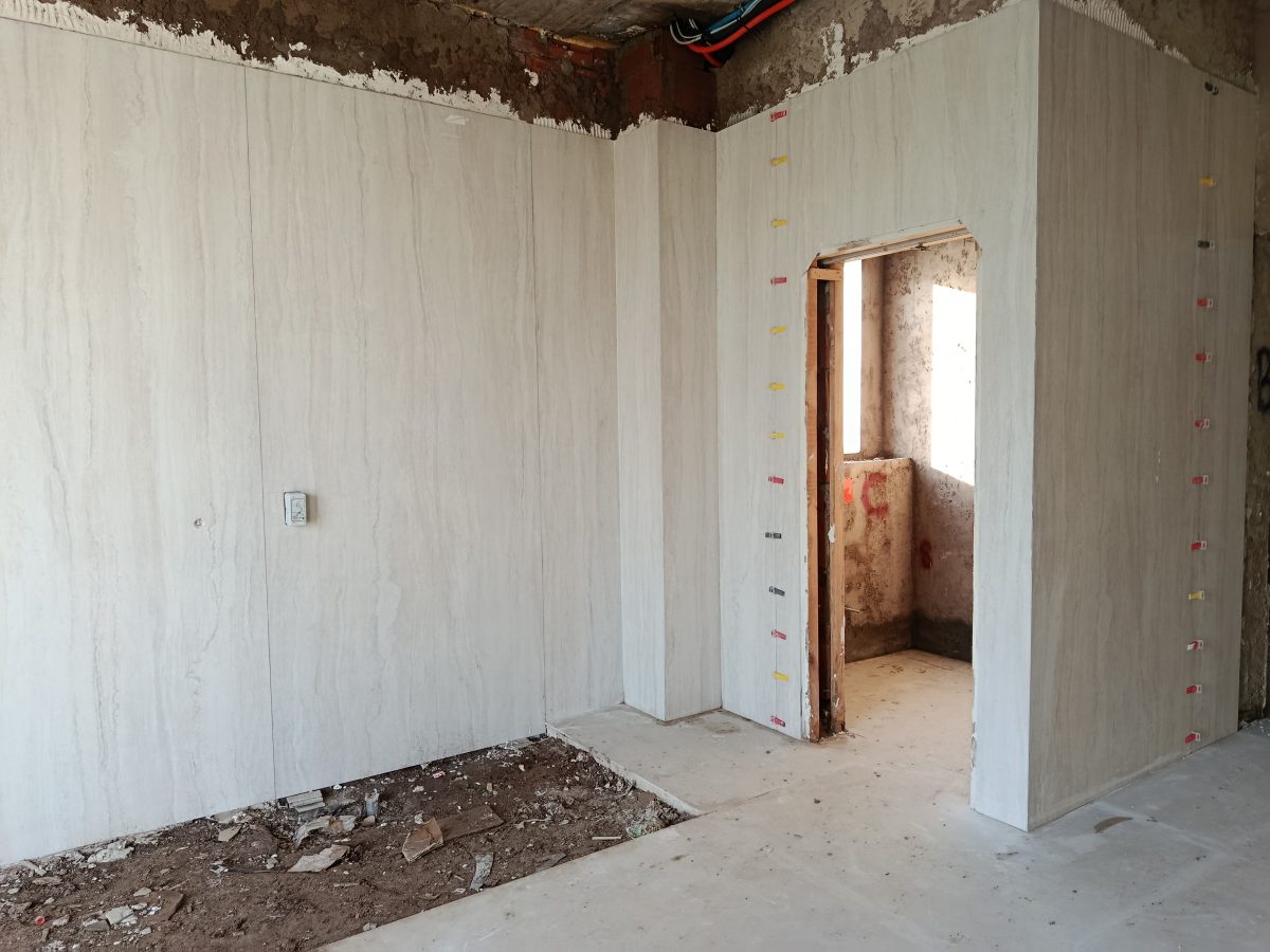 Mur habillé de panneaux de marbre / travertin beige veiné