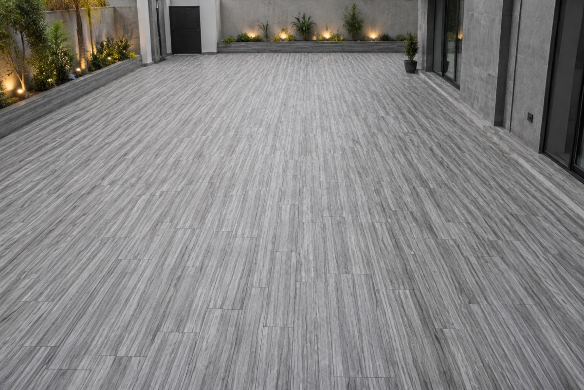 Grande terrasse pavée de marbre gris veiné avec éclairage et jardinières