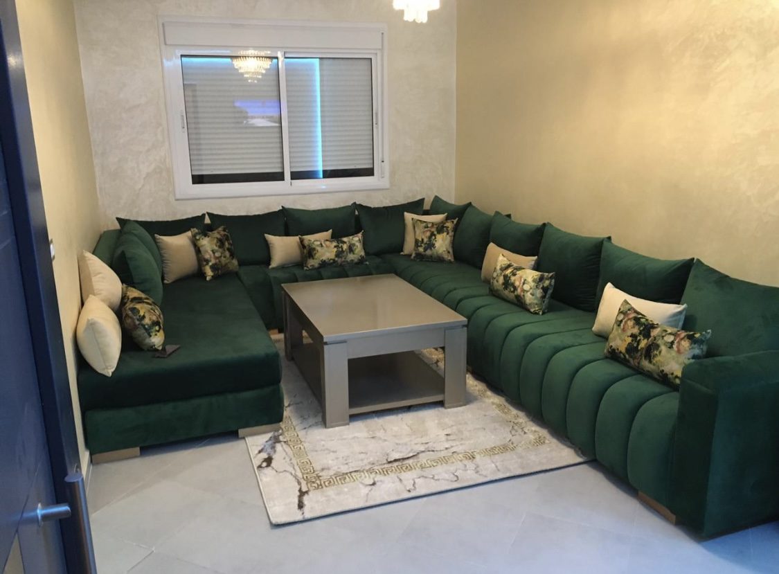 Salon marocain en velours vert monté avec table basse et tapis