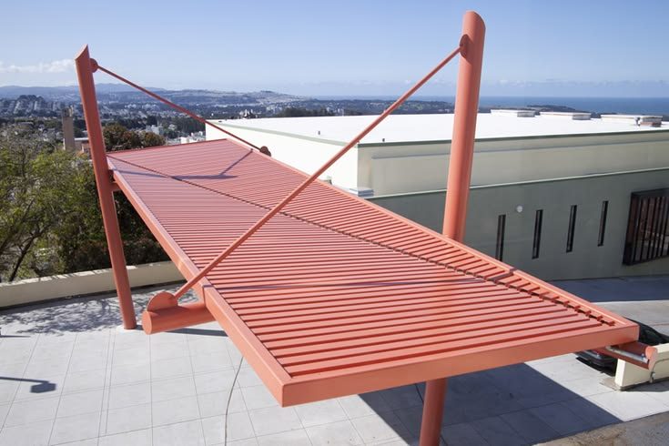 Pergola / brise-soleil métallique à lames terracotta sur une terrasse