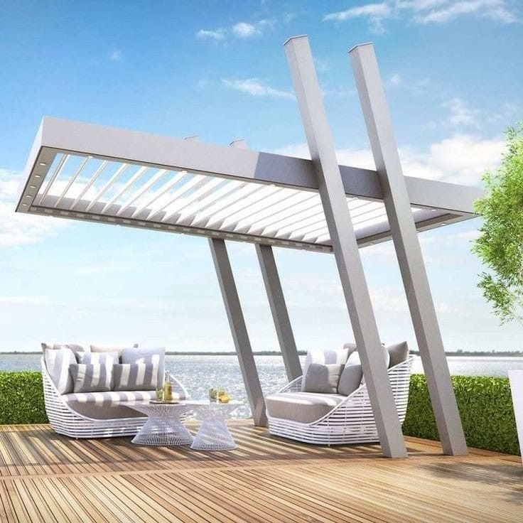Pergola bioclimatique blanche au-dessus d'une terrasse en bois