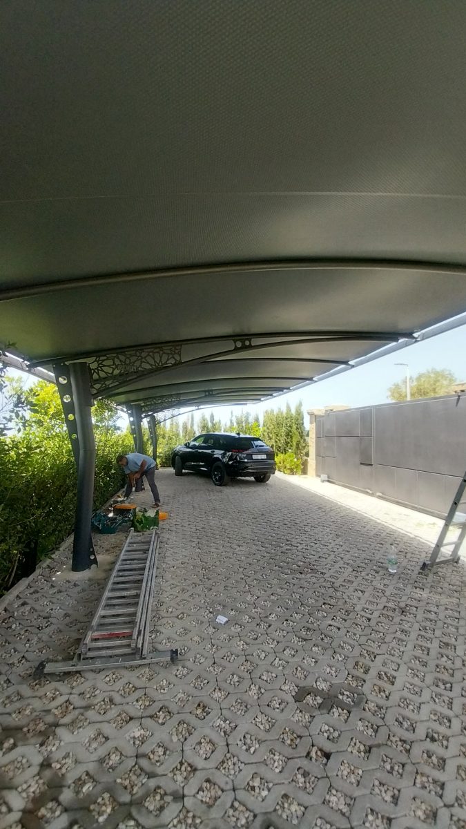Abri voiture (carport) métallique cintré à découpe décorative