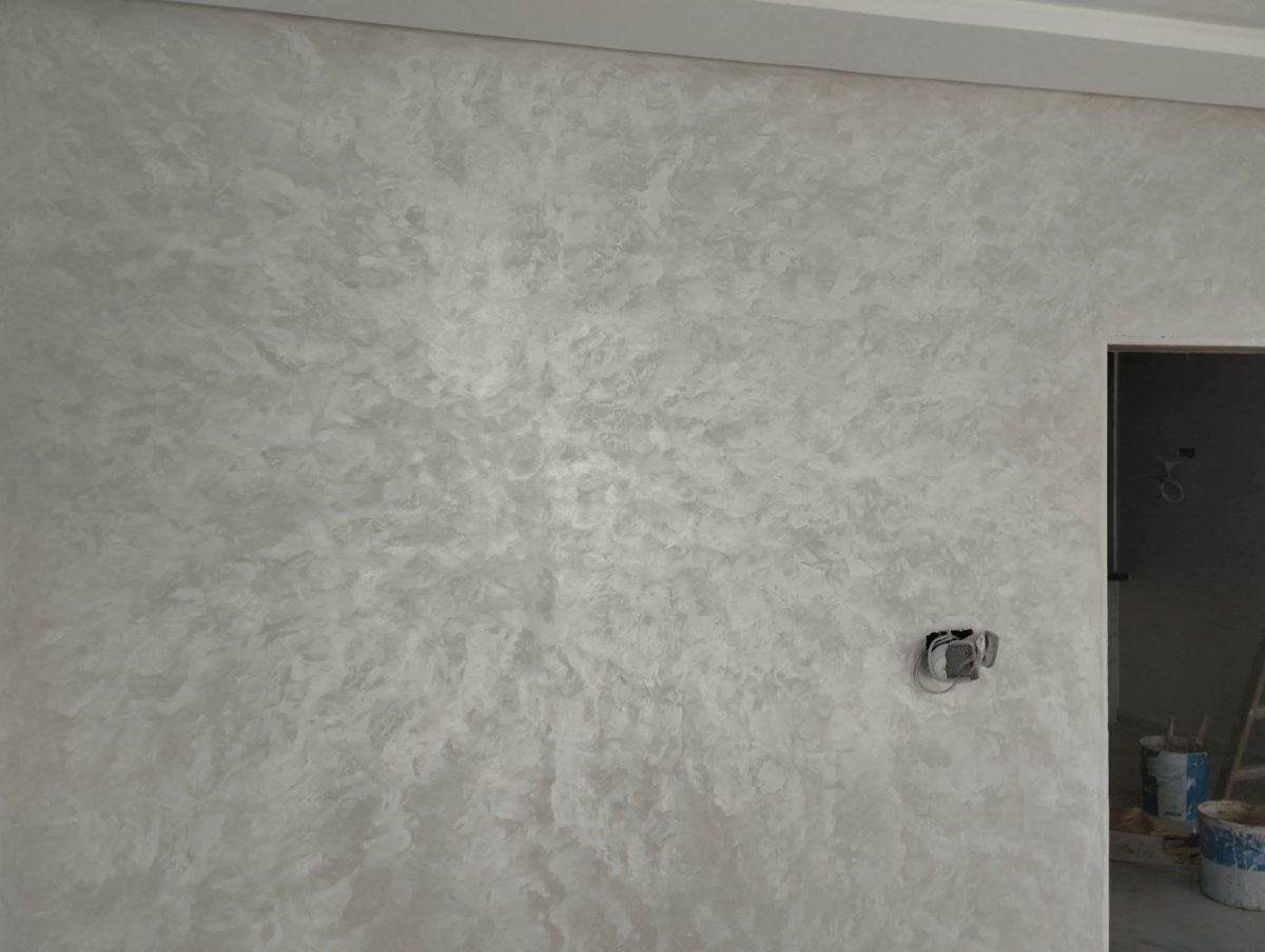 Mur en peinture décorative effet marbré (marmorino) gris