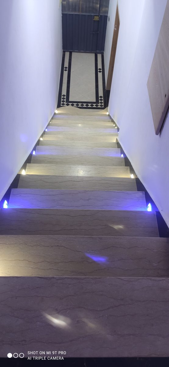 Escalier éclairé par LED avec sol carrelé à frise damier