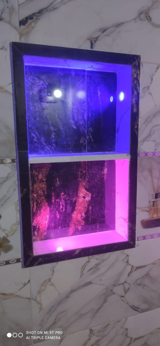 Niche de douche en marbre foncé rétroéclairée LED