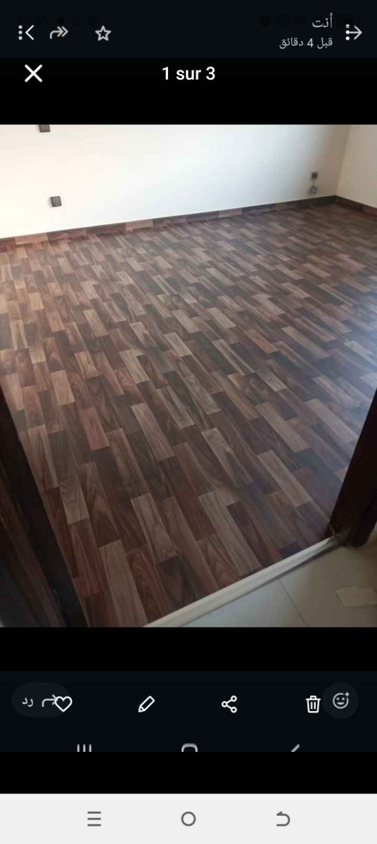Parquet stratifié imitation bois foncé posé dans une pièce