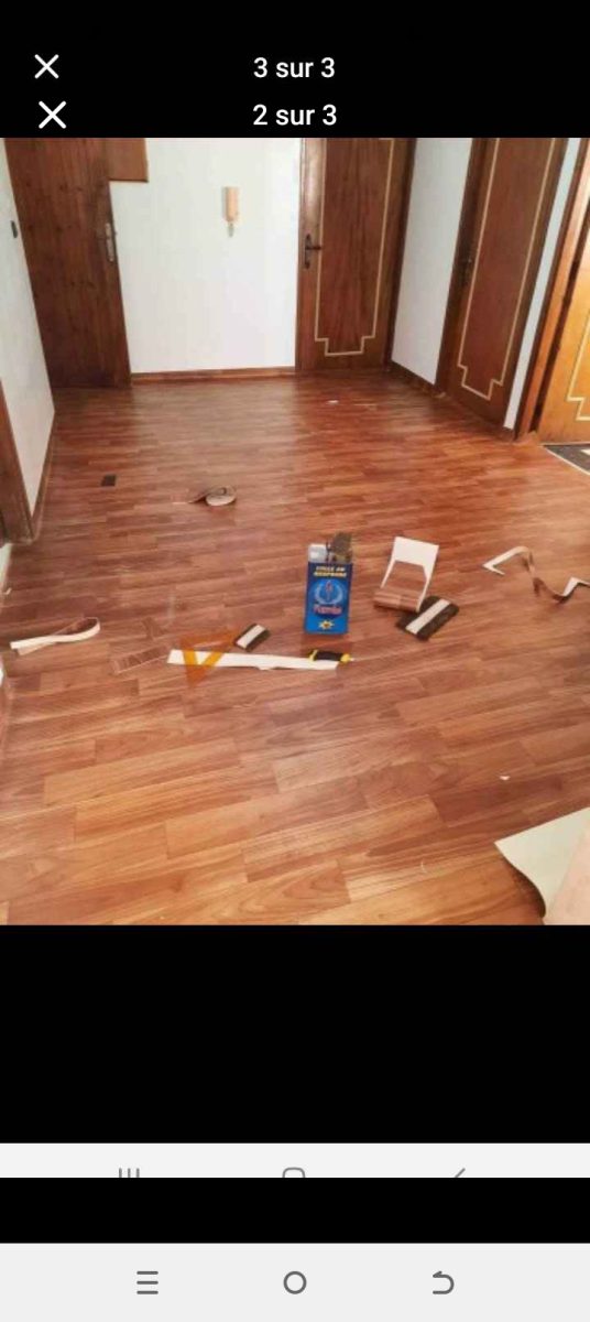 Pose de parquet stratifié dans un couloir