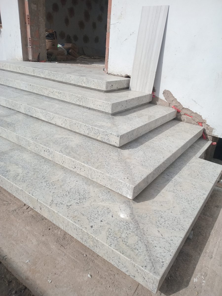 Perron extérieur habillé de marches en granit clair