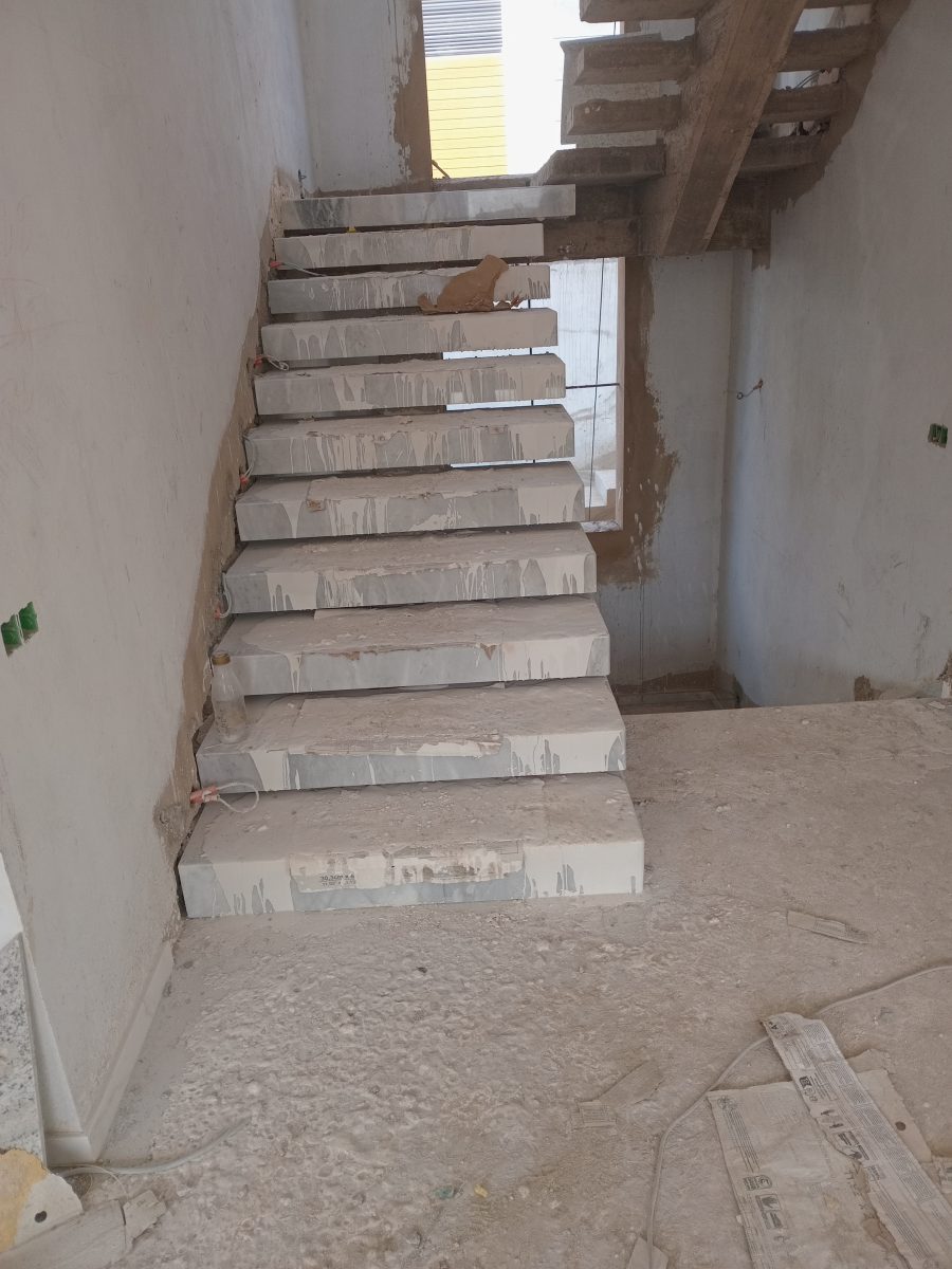 Escalier suspendu en béton en cours d'habillage