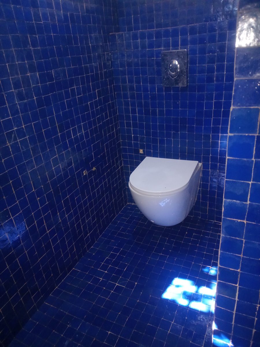 WC habillé de zellige bleu majorelle et WC suspendu