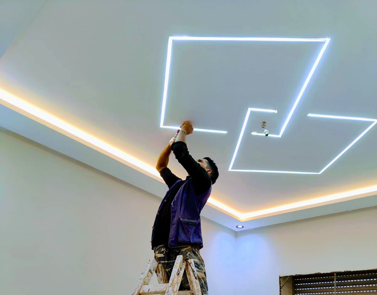 Pose d'un plafond lumineux à lignes LED, en cours