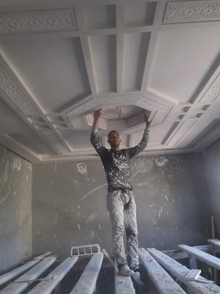 Plafond en plâtre sculpté à caissons et rosace centrale