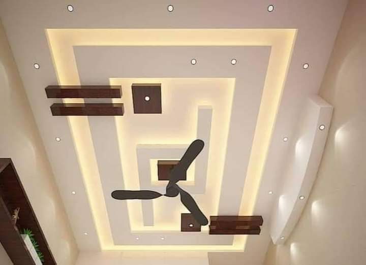 Faux plafond à cadres rétro-éclairés LED et étagères bois