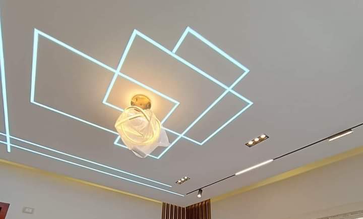Faux plafond à cadres lumineux LED decales et suspension dorée