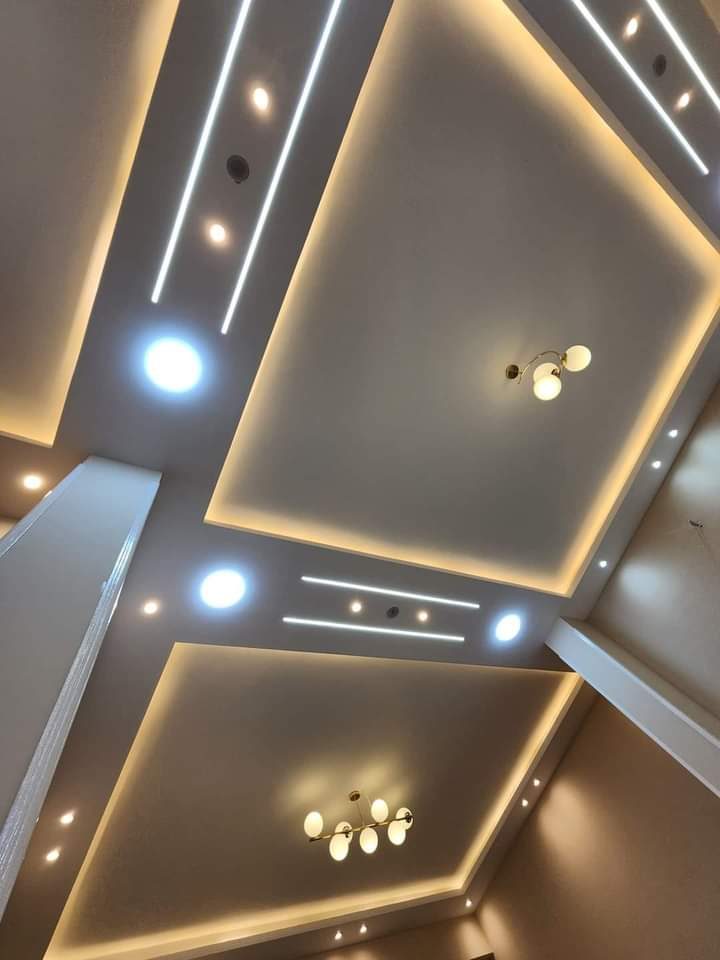 Faux plafond à caissons hexagonaux et gorges LED