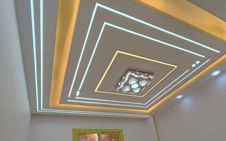 Faux plafond à cadres carrés à lignes LED et plafonnier