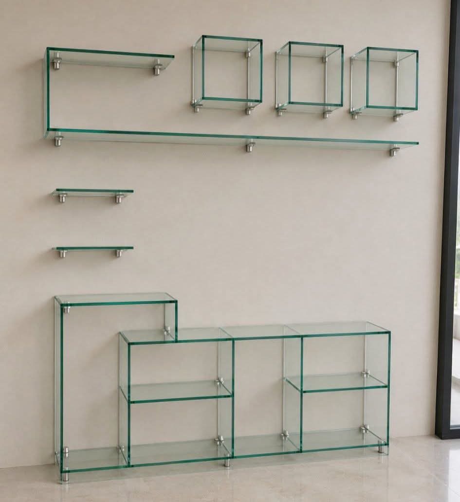 Étagères et cubes muraux en verre avec fixations chromées