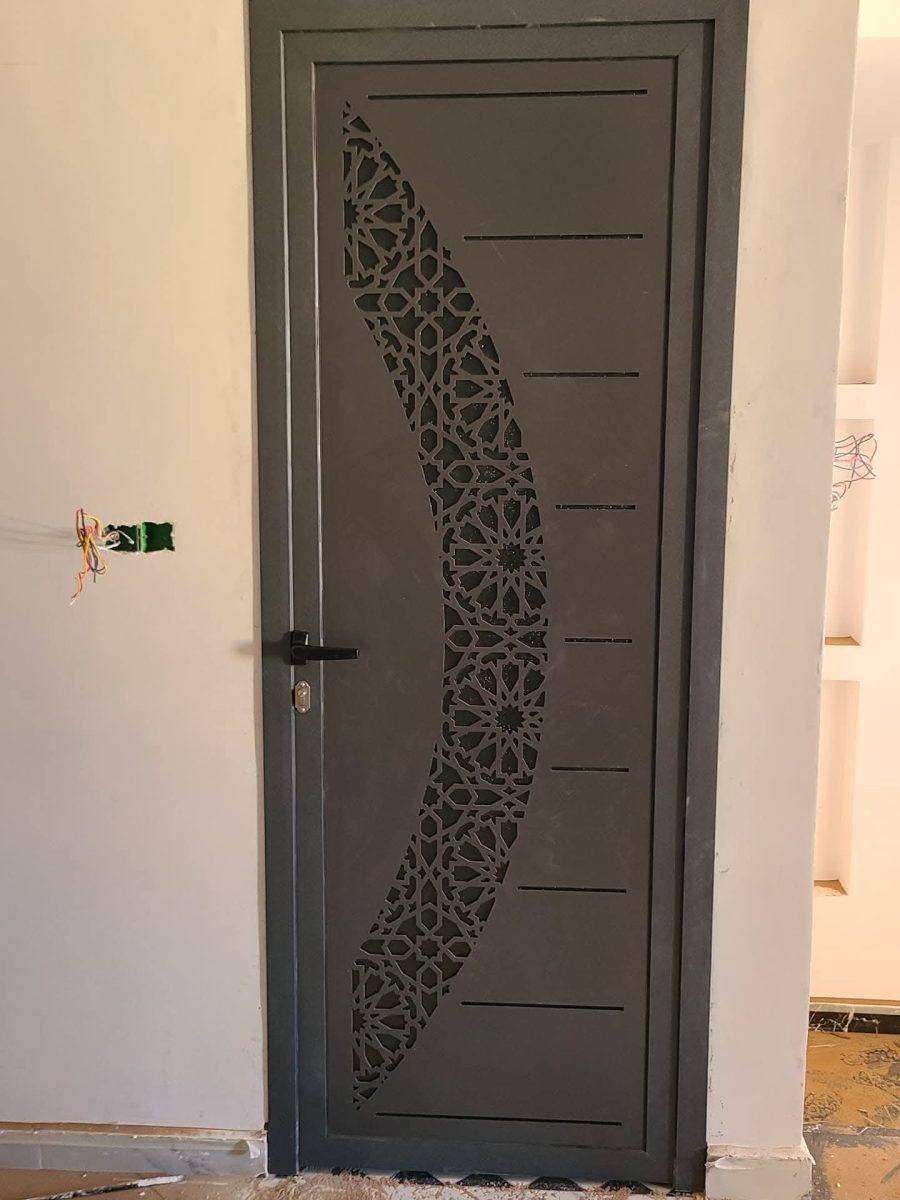 Porte en aluminium gris anthracite à découpe laser arabesque