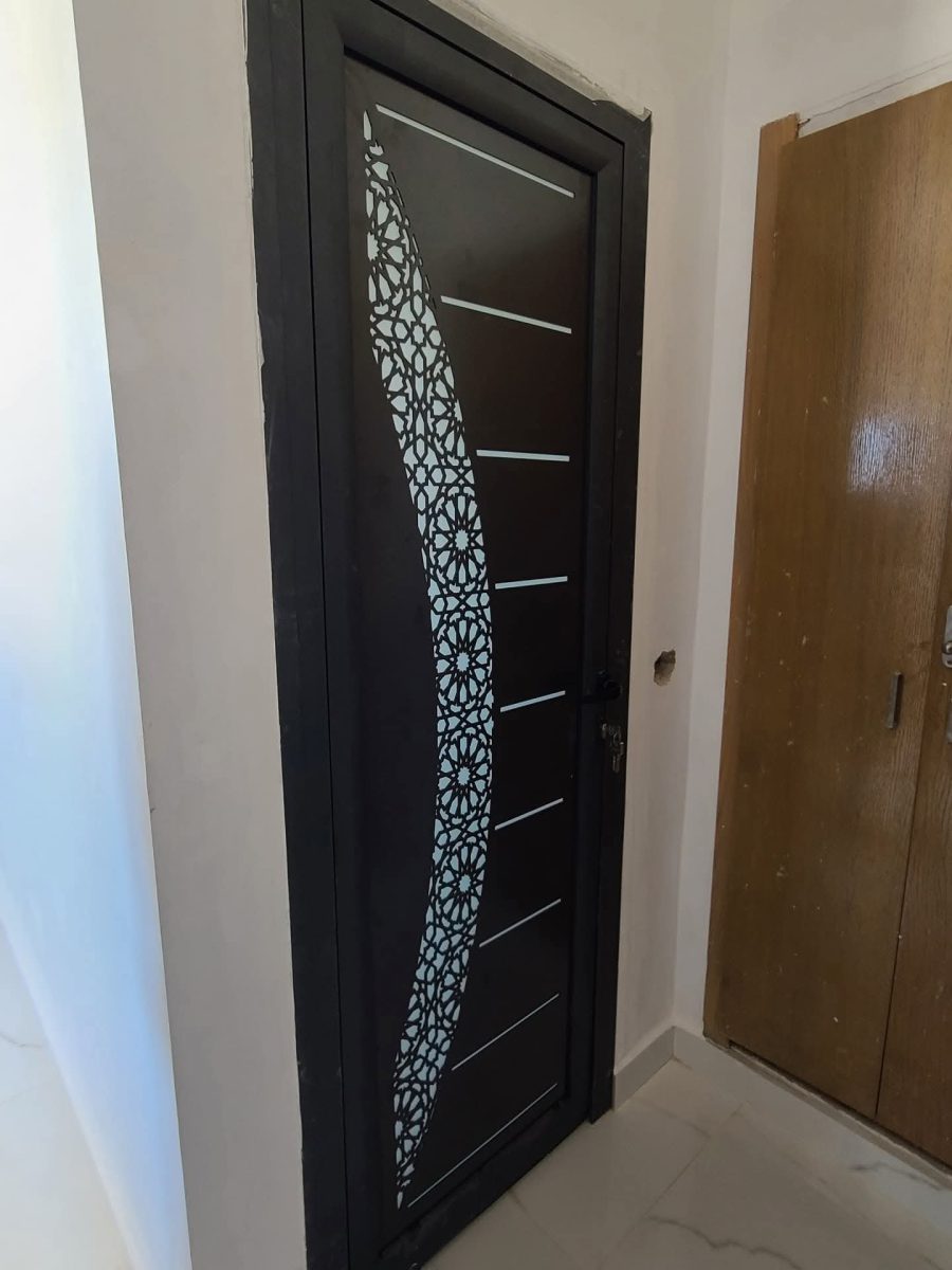 Porte en aluminium noir à découpe laser arabesque et verre dépoli