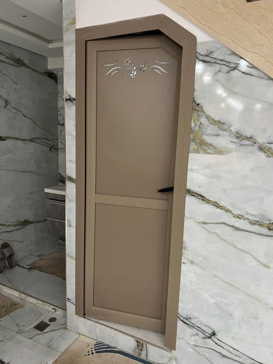 Porte de salle de bain en aluminium taupe à découpe florale