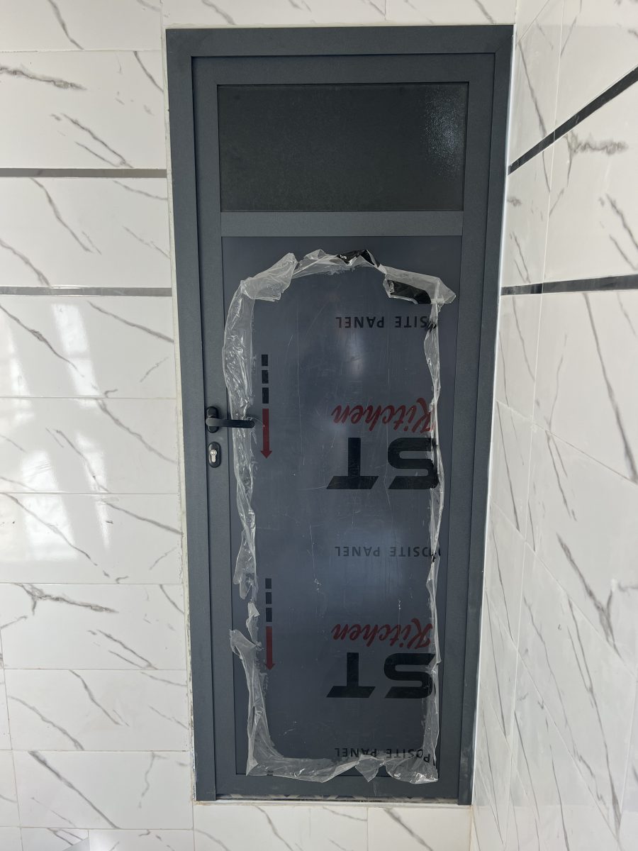 Porte en aluminium anthracite à imposte vitrée et panneau composite