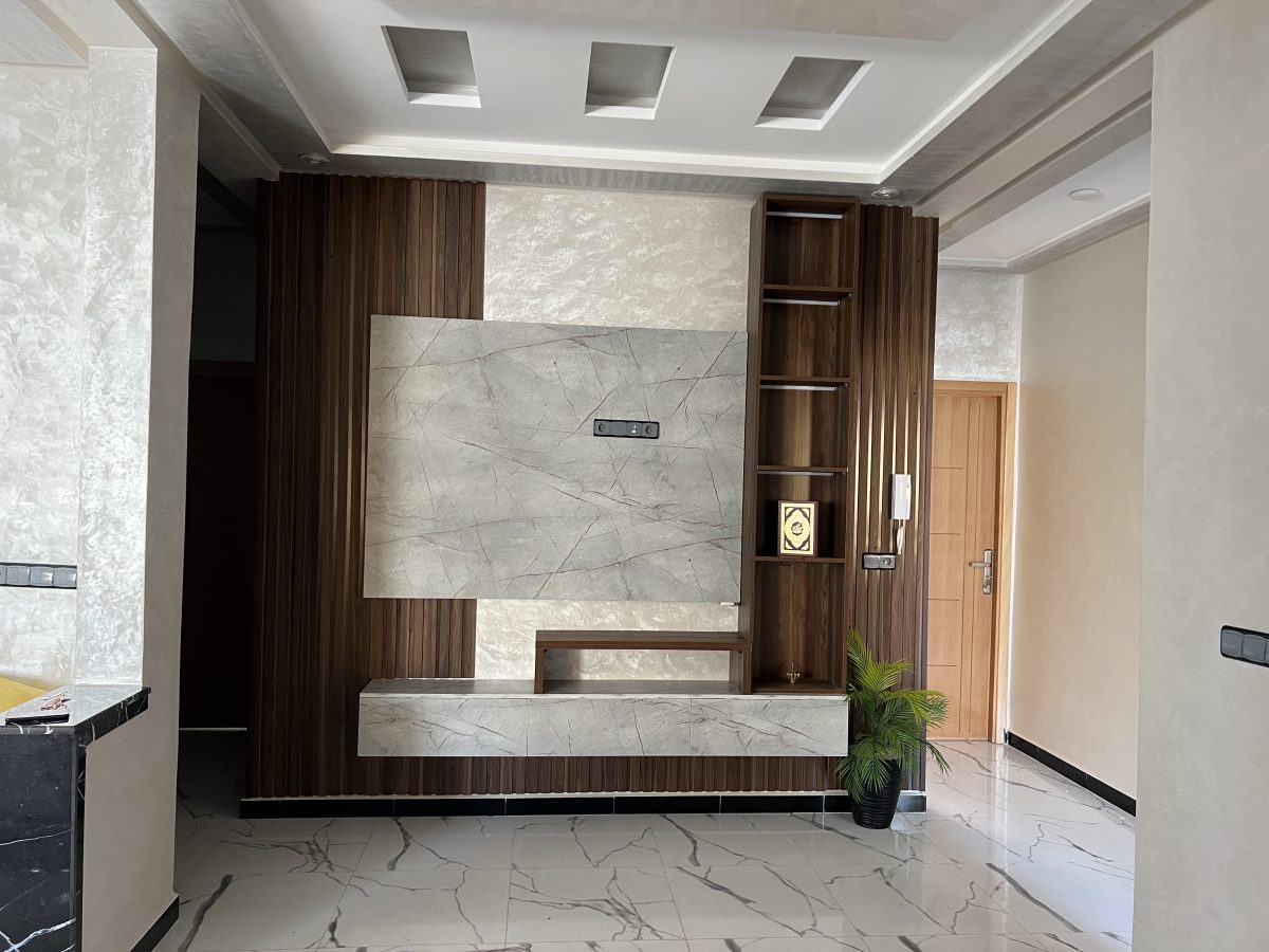 Meuble TV mural en noyer avec panneau effet marbre et niches